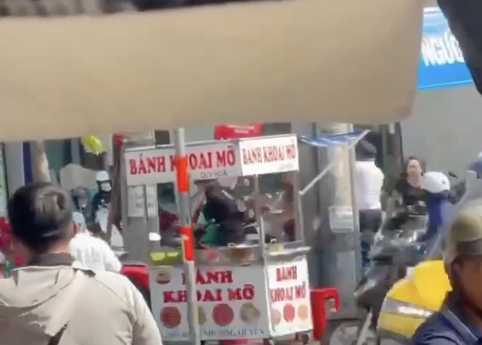 Xử l&yacute; nh&oacute;m người x&ocirc; x&aacute;t, rượt đuổi nhau tr&ecirc;n vỉa h&egrave; ở TPHCM - Ảnh 1.