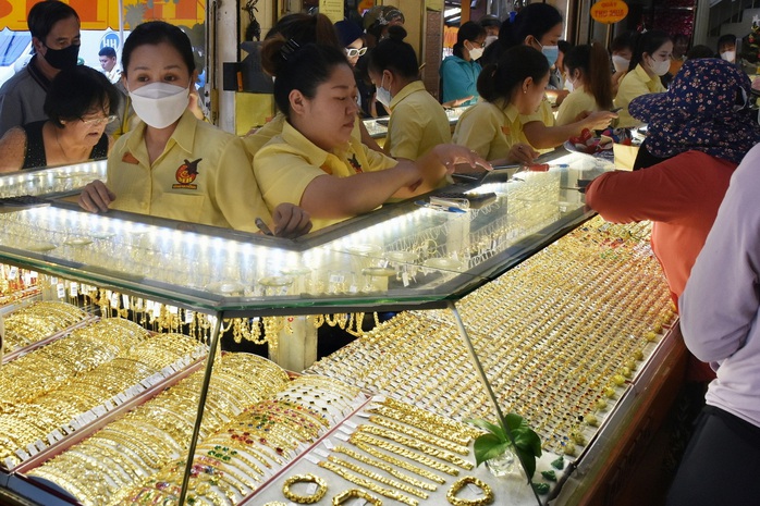 Gi&aacute; v&agrave;ng h&ocirc;m nay, 1-4: V&agrave;ng thế giới tăng 138 USD - Ảnh 1.