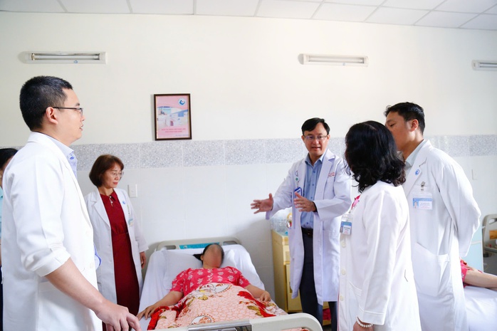 Bác sĩ 2 bệnh viện hợp lực cứu người phụ nữ bị thai lạc chỗ - Ảnh 1.