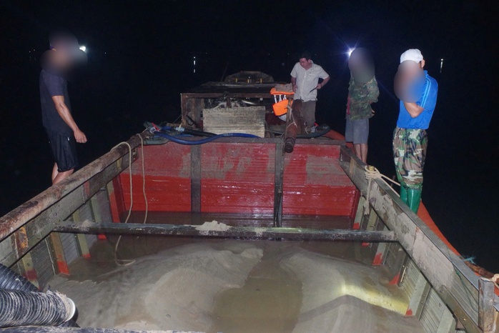 Ph&aacute;t hiện nh&oacute;m người khai th&aacute;c kho&aacute;ng sản tr&aacute;i ph&eacute;p tr&ecirc;n s&ocirc;ng Thạch H&atilde;n - Ảnh 1.