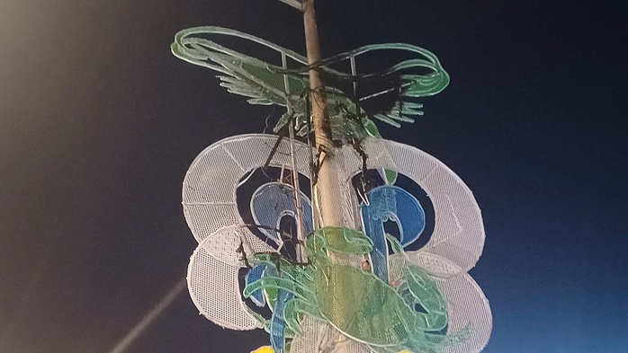 CLIP: Cháy tiểu cảnh con tôm trên cầu Cà Mau - Ảnh 1.