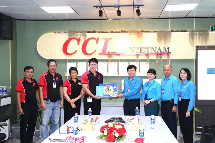 H&agrave;ng trăm c&ocirc;ng nh&acirc;n ở Đ&agrave; Nẵng nhận niềm vui bất ngờ đầu năm mới - Ảnh 1.