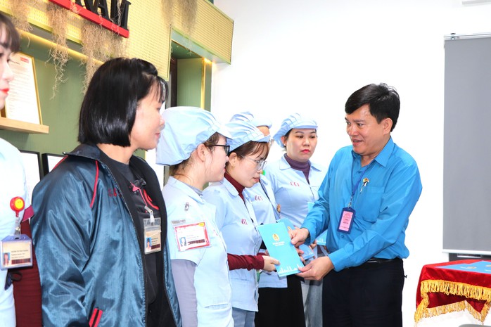 H&agrave;ng trăm c&ocirc;ng nh&acirc;n ở Đ&agrave; Nẵng nhận niềm vui bất ngờ đầu năm mới - Ảnh 3.