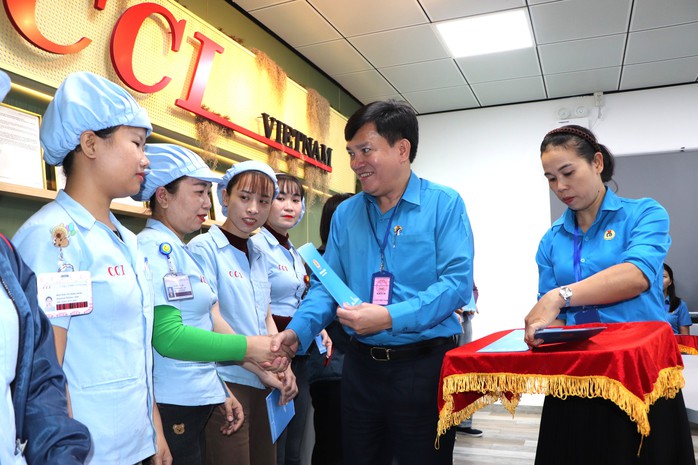 H&agrave;ng trăm c&ocirc;ng nh&acirc;n ở Đ&agrave; Nẵng nhận niềm vui bất ngờ đầu năm mới - Ảnh 2.