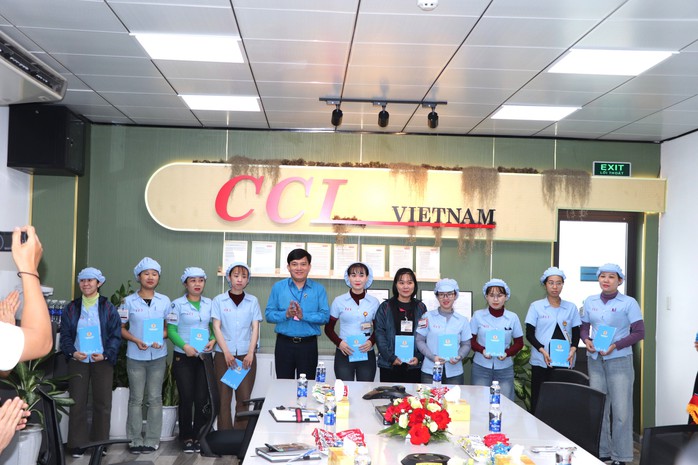 H&agrave;ng trăm c&ocirc;ng nh&acirc;n ở Đ&agrave; Nẵng nhận niềm vui bất ngờ đầu năm mới - Ảnh 4.