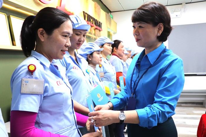 H&agrave;ng trăm c&ocirc;ng nh&acirc;n ở Đ&agrave; Nẵng nhận niềm vui bất ngờ đầu năm mới - Ảnh 5.