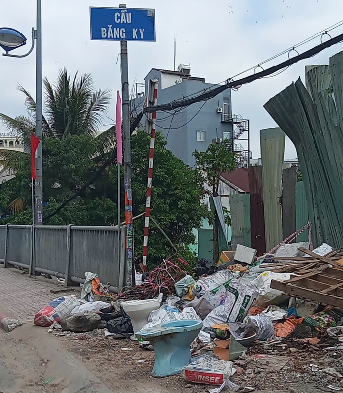 Đầu cầu thành bãi rác - Ảnh 1.