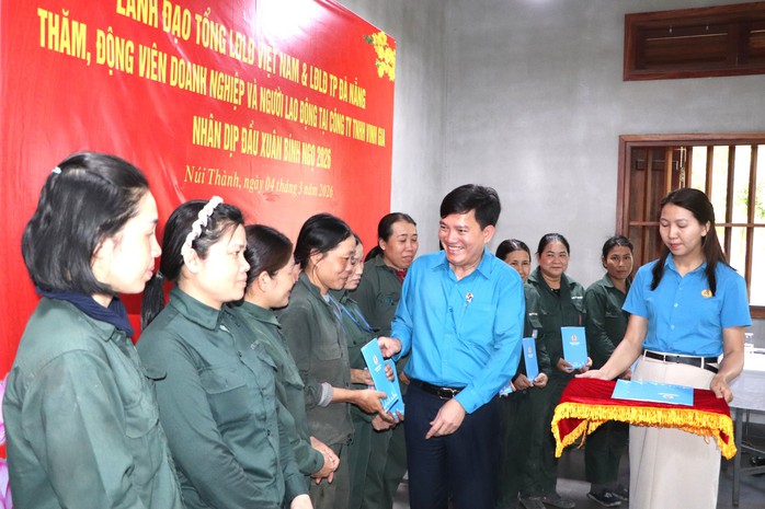 H&agrave;ng trăm c&ocirc;ng nh&acirc;n ở Đ&agrave; Nẵng nhận niềm vui bất ngờ đầu năm mới - Ảnh 8.