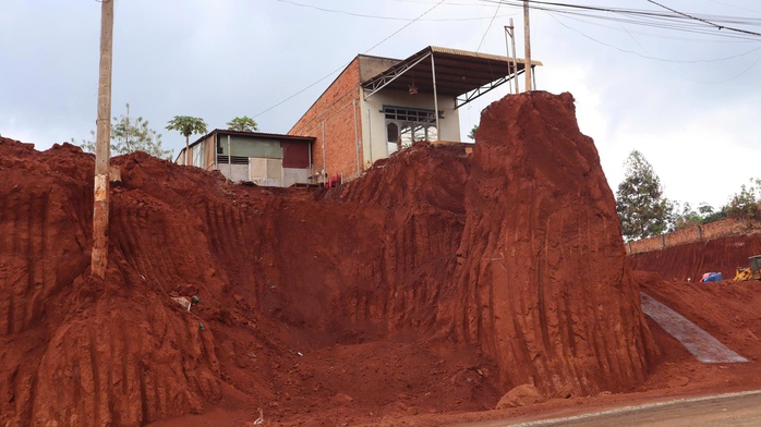 Đồng Nai đề xuất tạm dừng hạ cốt nền để bảo vệ nh&agrave; d&acirc;n cheo leo - Ảnh 1.