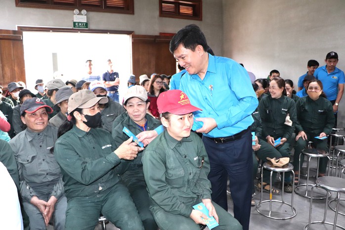 H&agrave;ng trăm c&ocirc;ng nh&acirc;n ở Đ&agrave; Nẵng nhận niềm vui bất ngờ đầu năm mới - Ảnh 9.