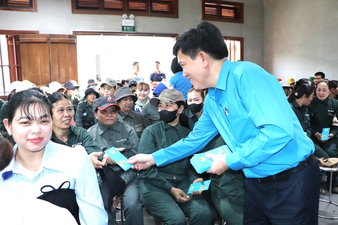 H&agrave;ng trăm c&ocirc;ng nh&acirc;n ở Đ&agrave; Nẵng nhận niềm vui bất ngờ đầu năm mới - Ảnh 10.