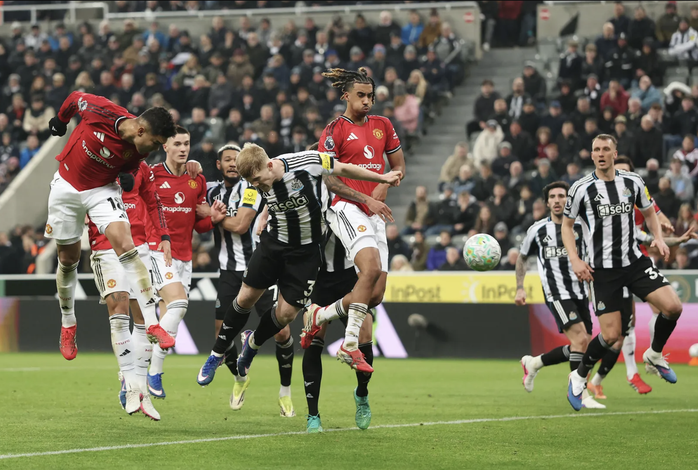 Si&ecirc;u phẩm của Osula nhấn ch&igrave;m "Quỷ đỏ", Carrick nhận thất bại đầu ti&ecirc;n với Man United - Ảnh 4.