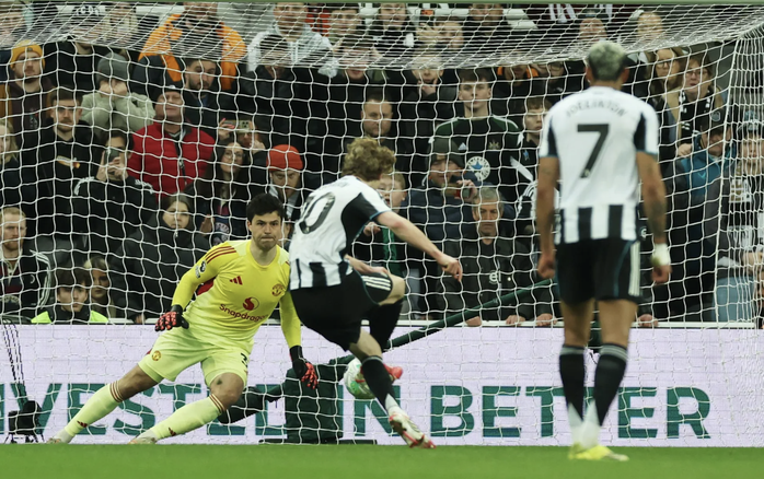 Si&ecirc;u phẩm của Osula nhấn ch&igrave;m "Quỷ đỏ", Carrick nhận thất bại đầu ti&ecirc;n với Man United - Ảnh 3.