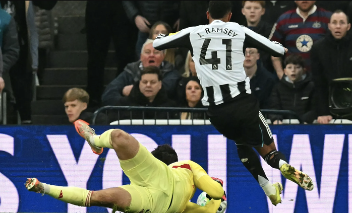 Si&ecirc;u phẩm của Osula nhấn ch&igrave;m "Quỷ đỏ", Carrick nhận thất bại đầu ti&ecirc;n với Man United - Ảnh 2.