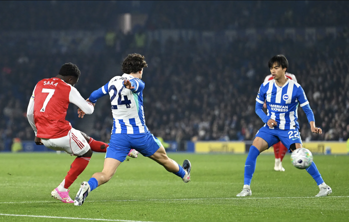 Bukayo Saka ghi b&agrave;n trận đấu thứ 300, Arsenal rộng cửa v&ocirc; địch - Ảnh 2.