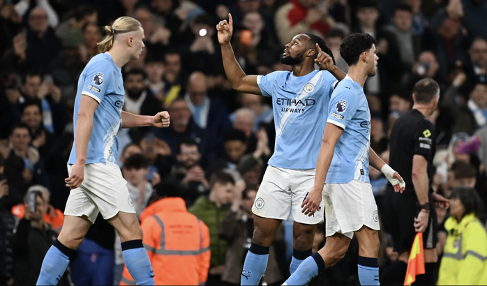 Bukayo Saka ghi b&agrave;n trận đấu thứ 300, Arsenal rộng cửa v&ocirc; địch - Ảnh 1.