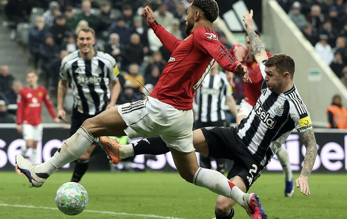 Si&ecirc;u phẩm của Osula nhấn ch&igrave;m "Quỷ đỏ", Carrick nhận thất bại đầu ti&ecirc;n với Man United - Ảnh 5.