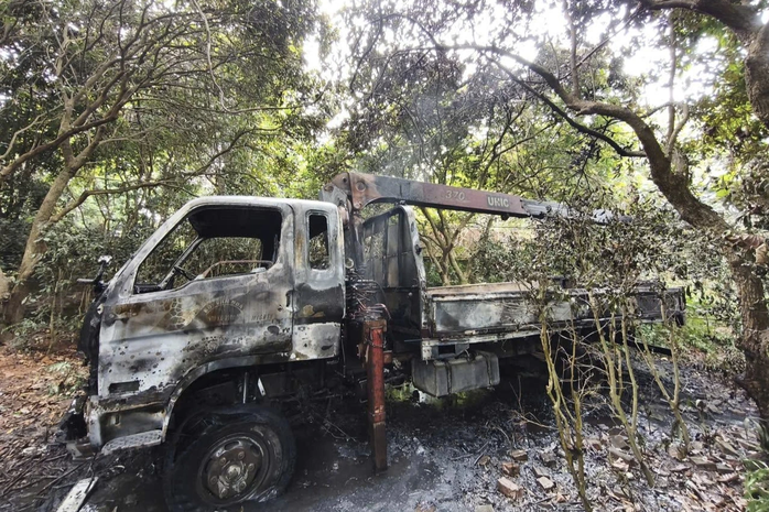 Xe tải gắn cẩu vướng d&acirc;y điện g&acirc;y tai nạn điện giật nghi&ecirc;m trọng , t&agrave;i xế tử vong - Ảnh 1.