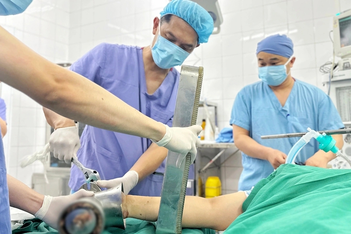 Sự cố khi làm bếp, bàn tay kẹt cứng trong máy xay thịt - Ảnh 1.