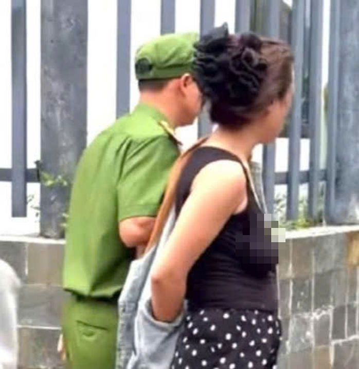 Khống chế người phụ nữ có hành động lạ trên đường phố - Ảnh 1. Khống chế người phụ nữ có hành động lạ trên đường phố - Ảnh 1.
