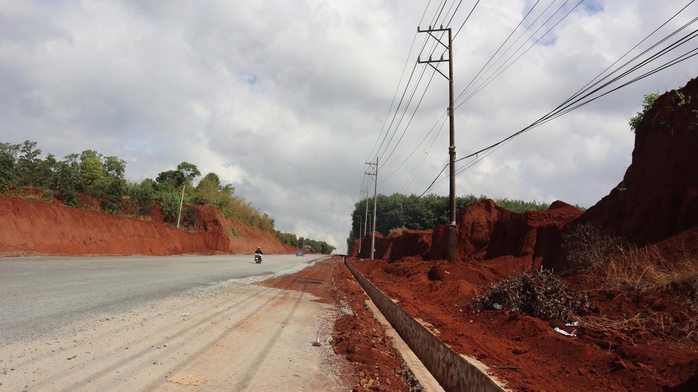 Đồng Nai đề xuất tạm dừng hạ cốt nền để bảo vệ nh&agrave; d&acirc;n cheo leo - Ảnh 2.