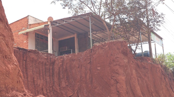 Tỉnh ủy Đồng Nai yêu cầu xử lý vụ nhà dân cheo leo bên mép vực trong năm 2026 - Ảnh 1. Tỉnh ủy Đồng Nai yêu cầu xử lý vụ nhà dân cheo leo bên mép vực trong năm 2026 - Ảnh 1.