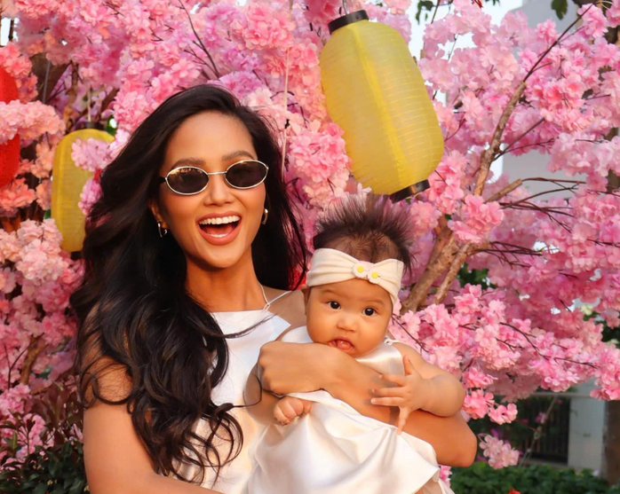 H'Hen Niê được lòng "mẹ bỉm" - Ảnh 1.