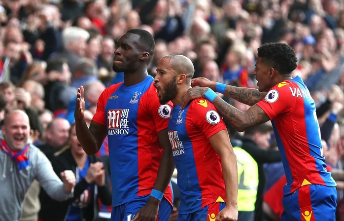 10 màn trụ hạng ngoạn mục nhất lịch sử Ngoại hạng Anh - Ảnh 7.