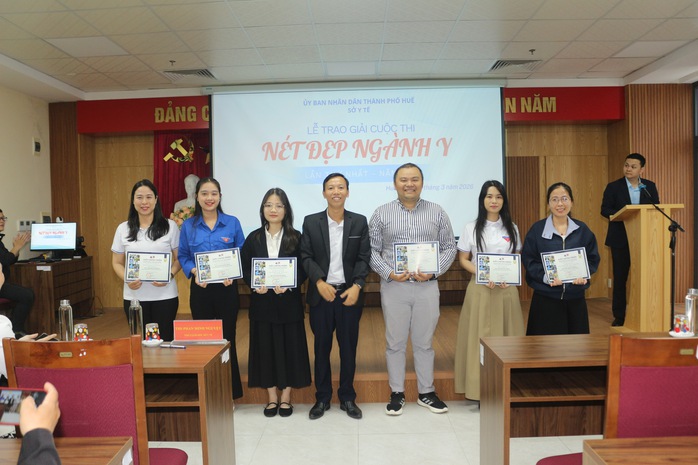 Y, bác sĩ Huế trổ tài... chụp ảnh - Ảnh 2.