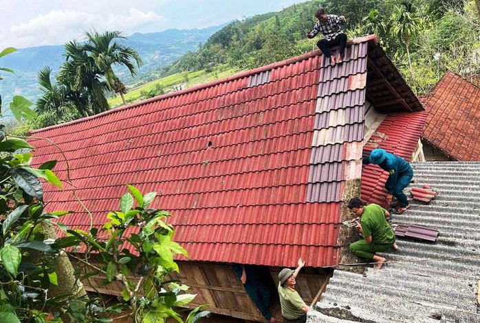 Hơn 100 nhà dân bị hư hỏng do lốc xoáy - Ảnh 1.