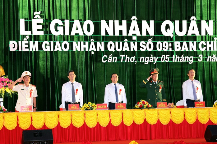 Th&ocirc;ng điệp của Chủ tịch UBND TP Cần Thơ tại lễ giao nhận qu&acirc;n 2026 - Ảnh 2.