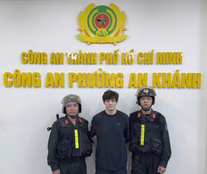 C&ocirc;ng an TPHCM bắt giữ tội phạm truy n&atilde; quốc tế Shin Sunghun năm 2026 - Ảnh 1.