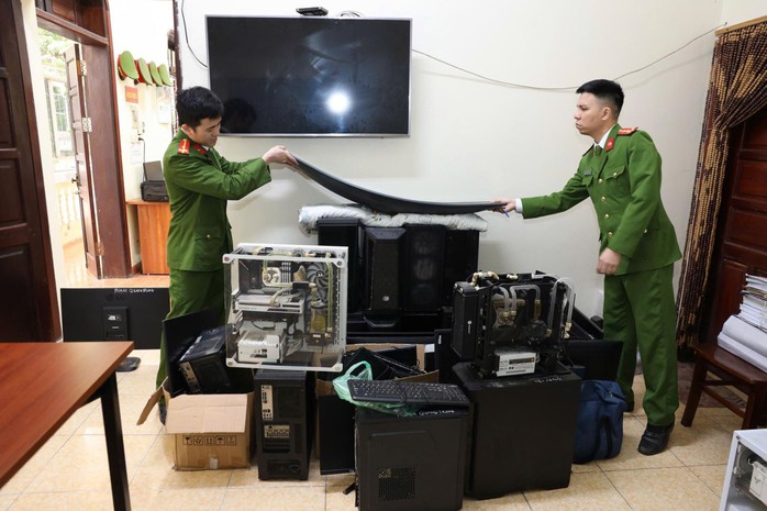 Triệt ph&aacute; đường d&acirc;y tổ chức đ&aacute;nh bạc quy m&ocirc; gần 1.000 tỷ đồng - Ảnh 1.