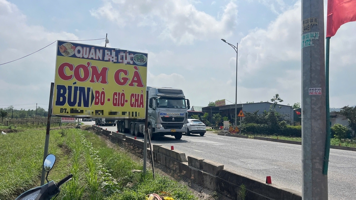 Chủ qu&aacute;n b&uacute;n bị tố &ldquo;đuổi xe tải&rdquo;: T&ocirc;i xin nhận tr&aacute;ch nhiệm l&agrave; người đứng đầu - Ảnh 2.