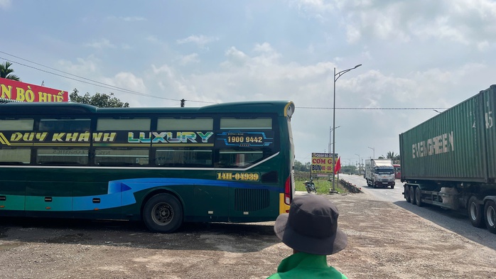 Chủ qu&aacute;n b&uacute;n bị tố &ldquo;đuổi xe tải&rdquo;: T&ocirc;i xin nhận tr&aacute;ch nhiệm l&agrave; người đứng đầu - Ảnh 1.