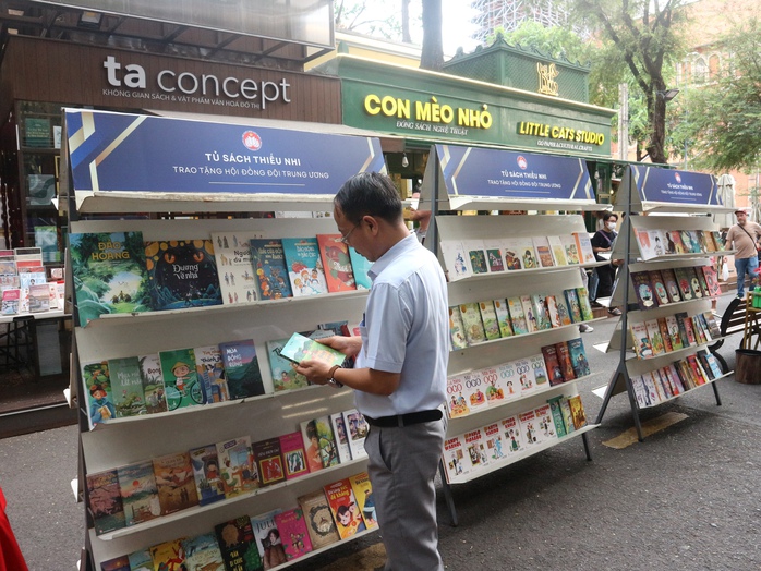 Trao tặng 2.000 cuốn s&aacute;ch cho Tủ s&aacute;ch thiếu nhi của Hội đồng Đội Trung ương - Ảnh 1.