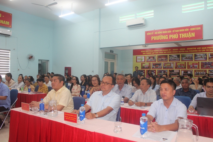 Tổng thư k&yacute; Quốc hội L&ecirc; Quang Mạnh v&agrave; c&aacute;c ứng cử vi&ecirc;n ĐBQH tiếp x&uacute;c cử tri tại TPHCM - Ảnh 2.