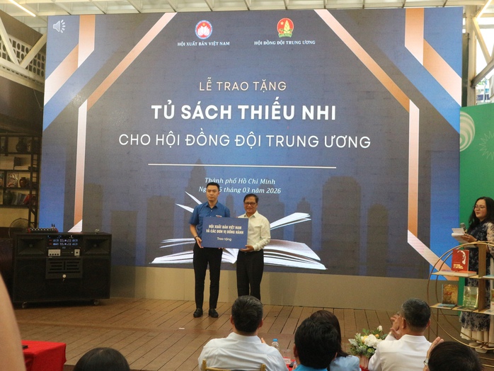 Trao tặng 2.000 cuốn s&aacute;ch cho Tủ s&aacute;ch thiếu nhi của Hội đồng Đội Trung ương - Ảnh 2.