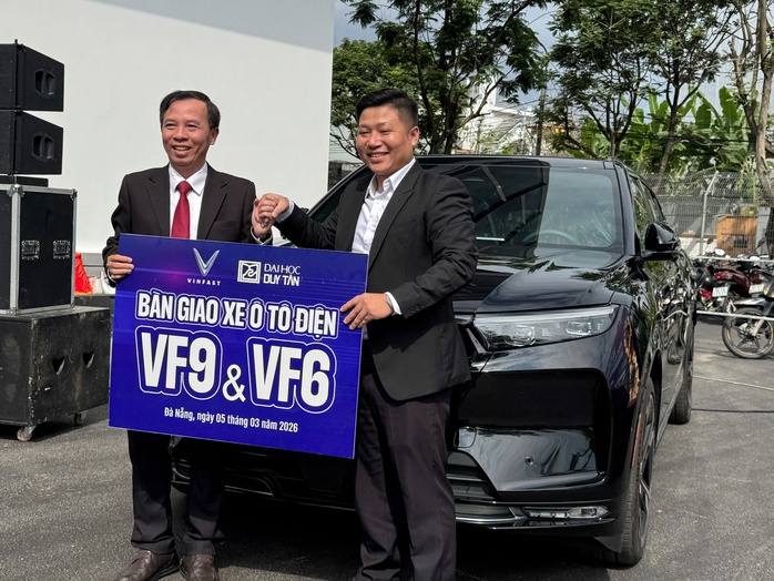 VinFast giao xe điện VF9 v&agrave; VF6 cho Đại học Duy T&acirc;n để sinh vi&ecirc;n thực h&agrave;nh - Ảnh 1.