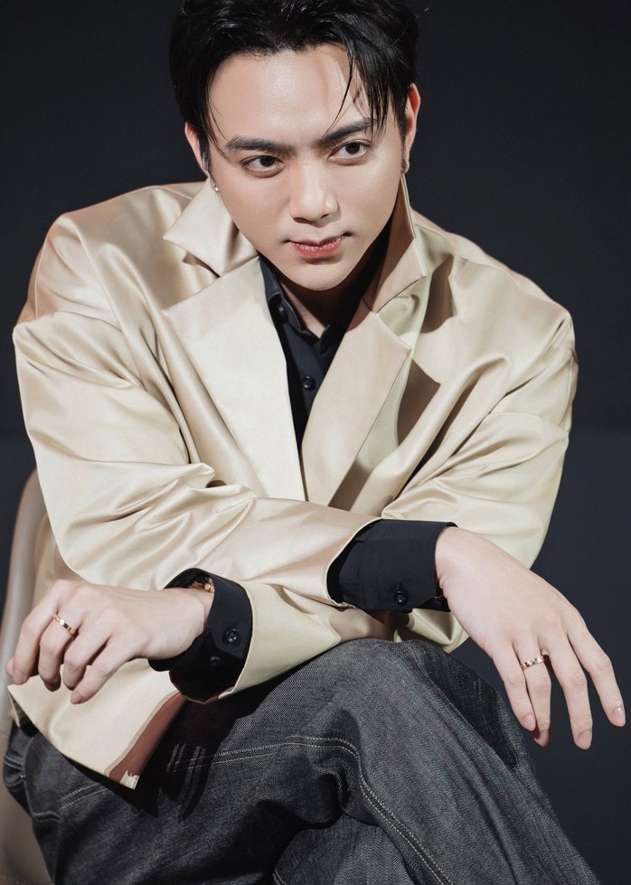 Đức Ph&uacute;c tự ứng cử giải Th&agrave;nh tựu quốc tế tại giải Cống hiến 2026  - Ảnh 2.