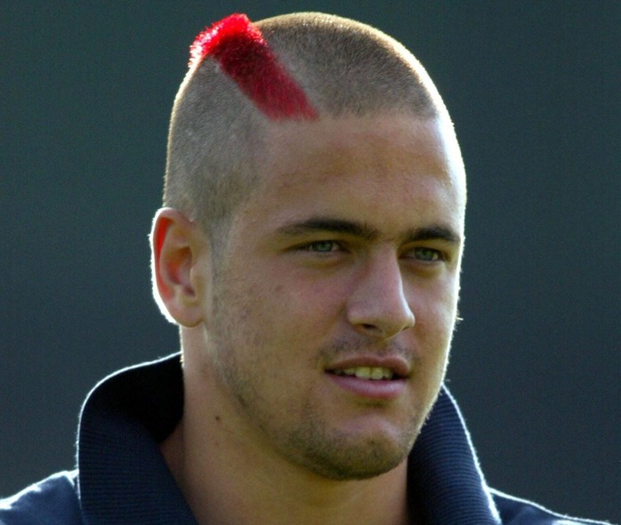 Loạt ảnh những kiểu t&oacute;c &ldquo;thảm họa&rdquo; nhất Ngoại hạng Anh - Ảnh 4.