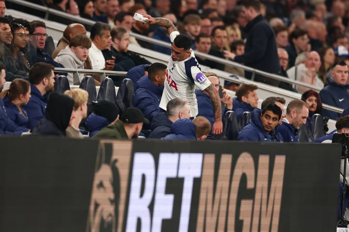 Trụ cột Tottenham &ldquo;nổi đi&ecirc;n&rdquo; khi bị thay ra, CĐV đ&ograve;i &ldquo;tống khứ&rdquo; - Ảnh 1.
