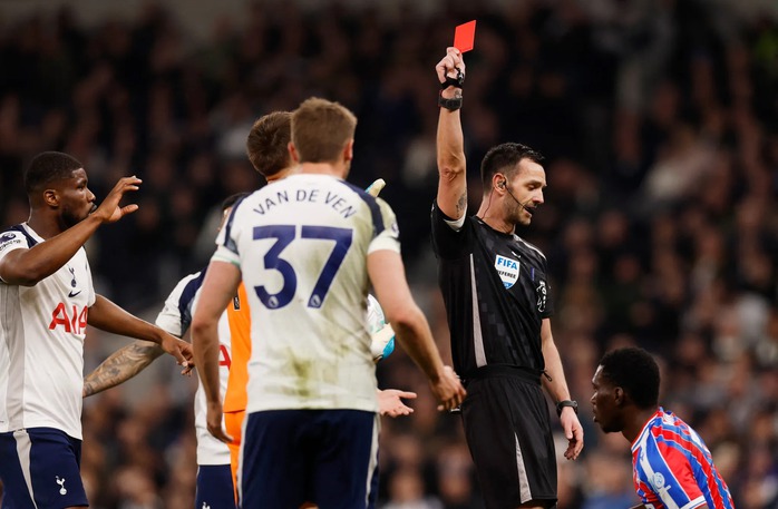 Trụ cột Tottenham &ldquo;nổi đi&ecirc;n&rdquo; khi bị thay ra, CĐV đ&ograve;i &ldquo;tống khứ&rdquo; - Ảnh 2.