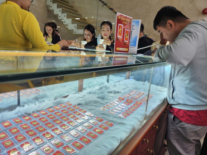 Giá vàng miếng SJC giảm mạnh hơn 6 triệu đồng trong vài ngày tháng 3 năm 2026 - Ảnh 2. Giá vàng miếng SJC giảm mạnh hơn 6 triệu đồng trong vài ngày tháng 3 năm 2026 - Ảnh 2.