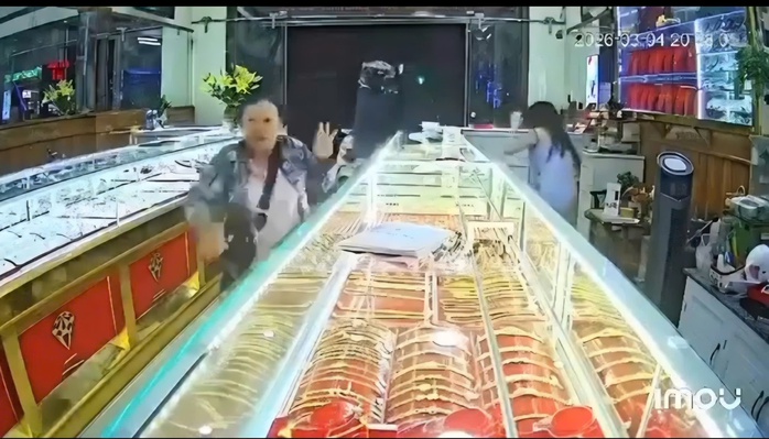 CLIP: Người đ&agrave;n &ocirc;ng bịt k&iacute;n mặt x&ocirc;ng v&agrave;o tiệm v&agrave;ng với nhiều h&agrave;nh động lạ - Ảnh 1.