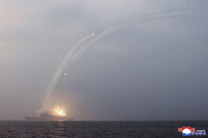 Triều Ti&ecirc;n thử t&ecirc;n lửa từ t&agrave;u khu trục mới, th&uacute;c đẩy mục ti&ecirc;u hạt nh&acirc;n h&oacute;a hải qu&acirc;n - Ảnh 3.