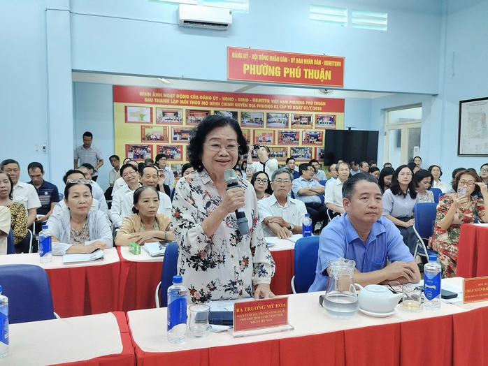 Tổng thư k&yacute; Quốc hội L&ecirc; Quang Mạnh v&agrave; c&aacute;c ứng cử vi&ecirc;n ĐBQH tiếp x&uacute;c cử tri tại TPHCM - Ảnh 4.