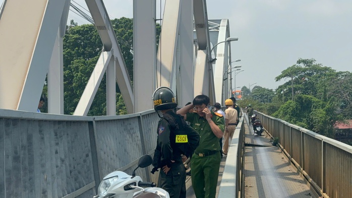 Sà lan va chạm cầu Ghềnh, nhiều người đi xe máy ngã nháo nhào - Ảnh 2.