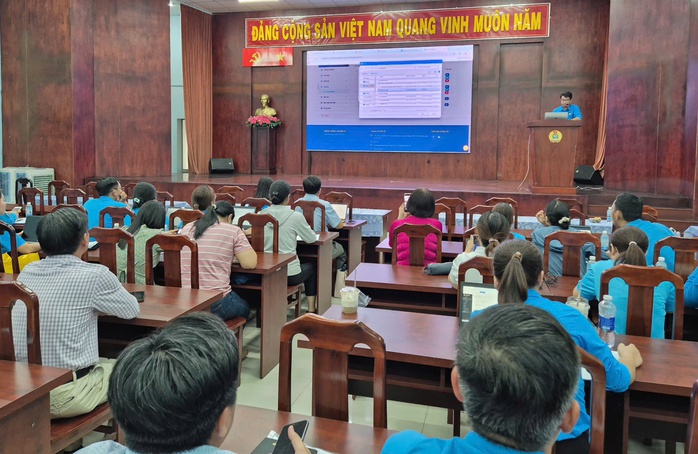 Triển khai ứng dụng điều h&agrave;nh C&ocirc;ng đo&agrave;n TPHCM đến C&ocirc;ng đo&agrave;n phường, x&atilde;, cơ sở - Ảnh 2.