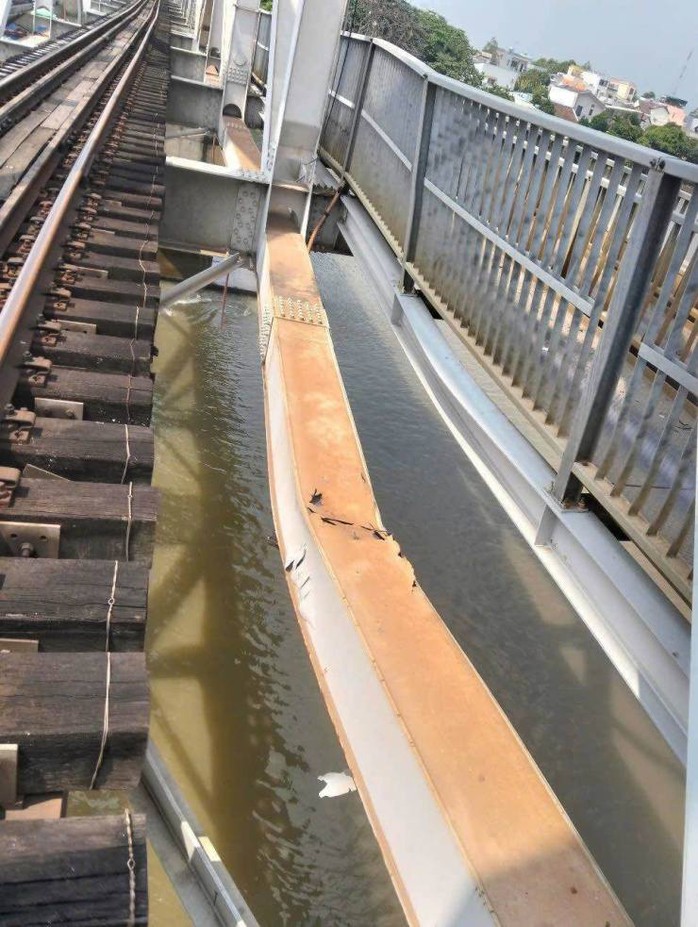 H&eacute; lộ nguy&ecirc;n nh&acirc;n vụ x&agrave; lan va Cầu Ghềnh khiến đường sắt Bắc-Nam gi&aacute;n đoạn - Ảnh 3.